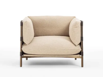 Poltroncina Iris Lounge Chair in cuoio e tessuto imbottito di Enrico Pellizzoni